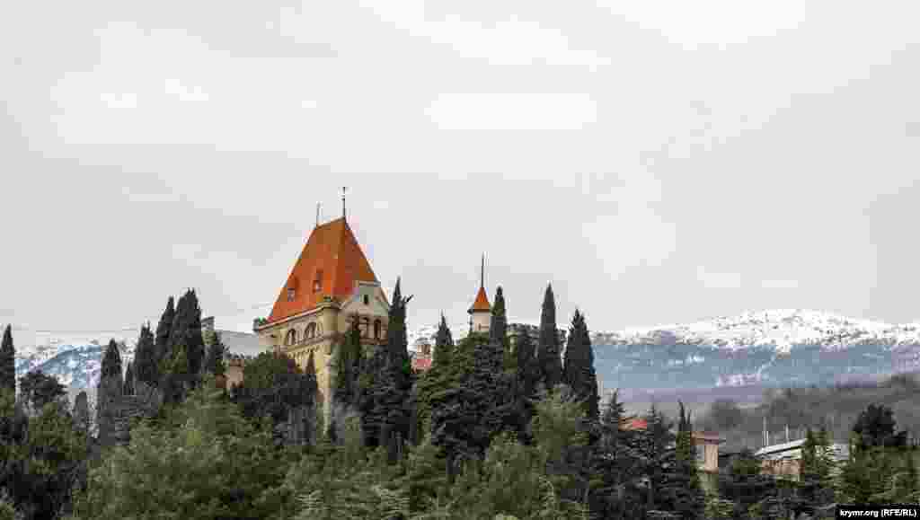 Дворец княгини Гагариной в поселке Утес на фоне заснеженных Крымских гор. Как дворец и территория вокруг него выглядит сейчас – смотрите в этом фоторепортаже
