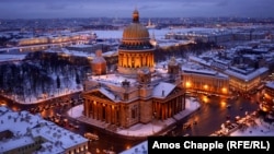 Америкалык тергөөчүлөр: Санкт-Петербургга эл аралык конференцияга барган эки жарандын суусундугуна транквилизатор кошулган.