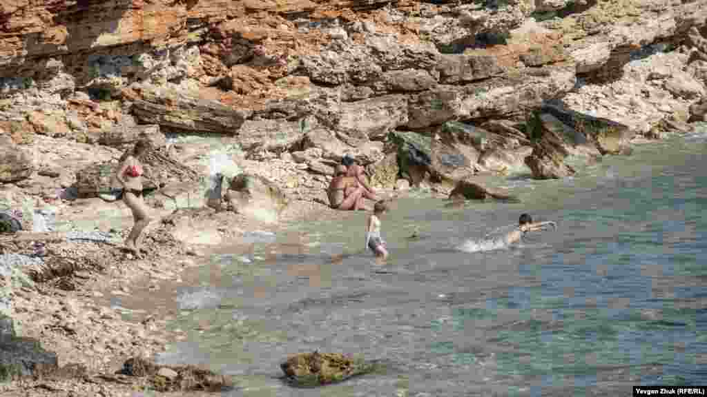 У теплому морі купаються і дорослі, і діти