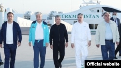 Борбор Азия мамлекет башчыларынын Аваздагы жолугушуусу (солдон оңго карай): Садыр Жапаров, Касым-Жомарт Токаев, Шавкат Мирзиёев, Гурбангулы Бердымухамедов (Түркмөнстандын мурдагы президенти) жана Эмомали Рахмон. Аваз. Түркмөнстан. 2021-жылдын 6-августу.