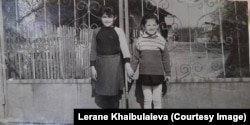 Леране (ліворуч) із сестрою перед будинком у селі Джанкойського району в Криму