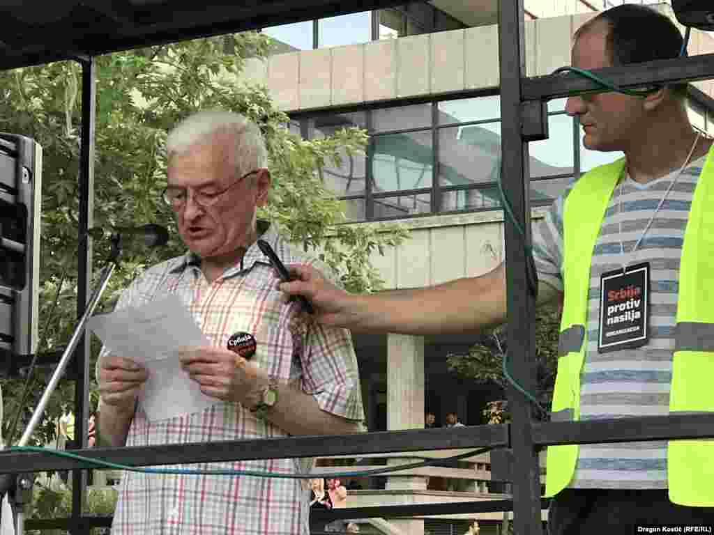 Učesnicima se ispred Palate pravde obratio sudija Vrhovnog suda u penziji Zoran Ivošević. "Od sudija se očekuje da služe vladavini prava, a ne vladavini ljudi na vlasti i da brani istinu od moćnika, a ne moćnike od istine", rekao je Ivošević.