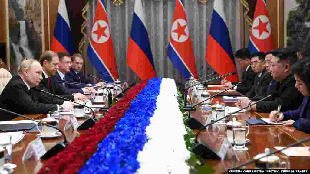 Putyin és Kim az észak-koreai fővárosban tárgyal. A két vezető szerdán megállapodást írt alá, amelyben kölcsönös segítséget ígérnek, ha bármelyik ország „agresszióval” szembesül. A megállapodás részletei nem világosak, de a hidegháború vége óta ez lehet a legerősebb kapcsolat Moszkva és Phenjan között