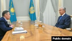 Президент Казахстана Касым-Жомарт Токаев (справа) и генеральный директор ТОО "Қазақ газеттері" Дихан Камзабекулы. Фото Акорды