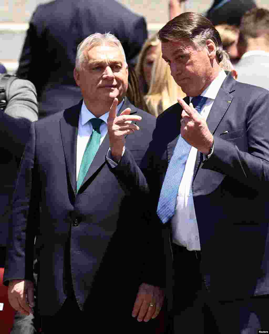 Orbán Viktor magyar miniszterelnök és Jair Bolsonaro volt brazil elnök Javier Milei argentin elnök beiktatásán a Nemzeti Kongresszus előtt Buenos Airesben, Argentínában 2023. december 10-én.&nbsp;Mindeközben a&nbsp;The Guardian értesülése szerint&nbsp;Orbán Viktor szövetségesei hétfőtől a republikánusokkal egyeztetnek Washingtonban, ahol&nbsp;az Ukrajnának nyújtott amerikai katonai támogatás megszüntetését&nbsp;szorgalmazzák