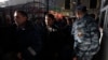 Орус полициясы мигранттарды темир жол вокзалынан мекенине депортациялоодо. 
