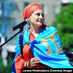 Леране з прапором кримських татар у День Незалежності України в Ірпені