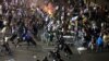 Демонстрантите се судрија со полицијата за време на протест против судските реформи на израелската влада во Тел Авив, Израел на 27 март 2023 година.