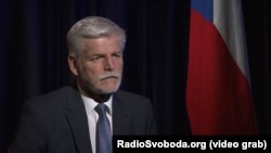 «Коли триває війна, заходи безпеки щодо російських громадян повинні бути суворішими, ніж у звичайний час», – сказав Петр Павел