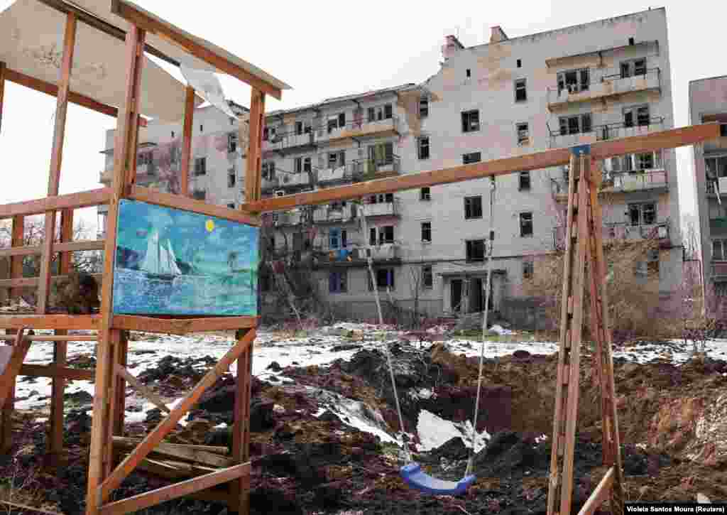 Часів Яр&nbsp;Донецької області, довоєнне населення якого налічувало 15 тисяч людей, неодноразово піддавався обстрілам з боку російської артилерії. Місто розташоване на одному із шляхів постачання українських військ, які з липня минулого року в боях за Бахмут знищують переважаючи сили російської армії. Фото від 2 квітня 2023 року