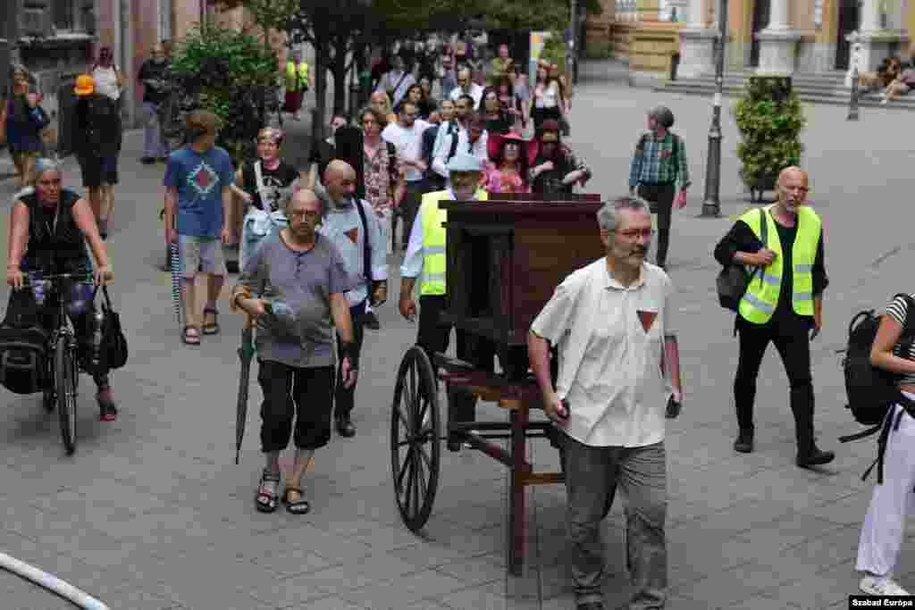 A Teleki térről az Emlékezés Menetén a roma civil szervezetek a Nehru parton található Roma holokauszt emlékműhöz vonultak. A menetet a Zajkeltő vagon, Böröcz András kinetikus szobra kísérte