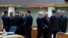 Kryeministri i Hungarisë, Viktor Orban (i katërti nga e djathta) duke biseduar me kryeministrin e Greqisë, Kyriakos Mitsotakis (i treti nga e djathta) gjatë samitit të Bashkimit Evropian, në Bruksel, më 14 dhjetor 2023.