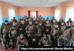 Російський глава Криму Сергій Аксьонов (у центрі) з російськими військовими
