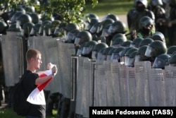 Прихильник опозиції та правоохоронці під час акції протесту. Білорусь, Мінськ, 2020 рік