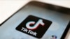 Logoja e rrjetit social TikTok në ekranin e një telefoni mobil. Fotografi ilustruese nga arkivi.