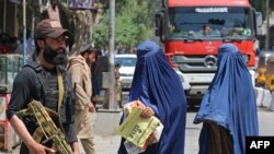 دو خانم در حال عبور از کنار نیروهای طالبان - عکس از آرشیف