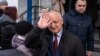 Igor Dodon salutând susținătorii pe scările judecătoriei. Fostul președinte este vizat în mai multe dosare penale, însă susține că acestea sunt un „dezmăț juridic”, comandat de actuala președintă, Maia Sandu.