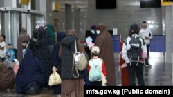 Сириядан кайтарылган аялдар жана балдар. Бишкек, Кыргызстан. 30-август, 2023-жыл. (Сүрөт ТИМге таандык)