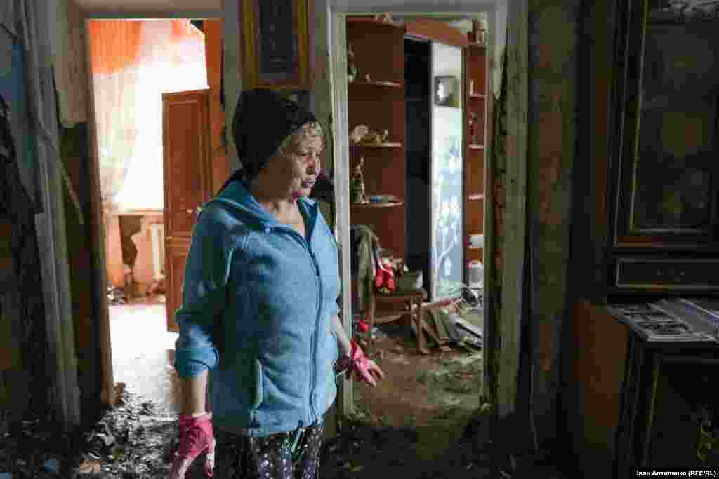 Любов у своєму будинку. Усе в хаті занесене брудом. Стіни частково обвалені