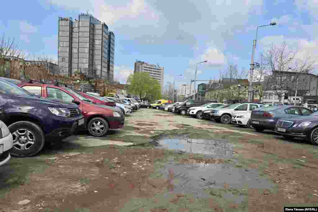 Unde va ajunge noroiul din această parcare din Piața Matache din București atunci când mașinile vor pleca? 