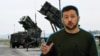 Volodimir Zelenszkij ukrán elnök a légvédelmi képességek megerősítését sürgette az EU-csúcson. A képen egy montázs, az ukrán elnök háta mögött Patriot légvédelmi rendszer