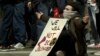 По време на втората вечер от протестите в Грузия срещу приемането на "закона за чуждите агенти". Младеж с плакат с посланието "Няма да ни заглушите".
