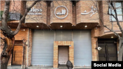 چند فروشگاه کتاب شناختهشده تهران در ماههای اخیر به دلیل عدم رعایت حجاب اجباری توسط مشتریان، پلمب شدهاند