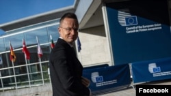 Ministrul de Externe, Peter Szijjarto, se consideră, ca și șeful său, premierul ungur, Viktor Orban, un promotor al păcii în Ucraina, propunându-i mereu să „stea de vorbă” cu Moscova.