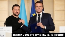 Президент України Володимир Зеленський і президент Франції Емманюель Макрон (праворуч) під час зустрічі у Парижі, 16 лютого 2024 року 