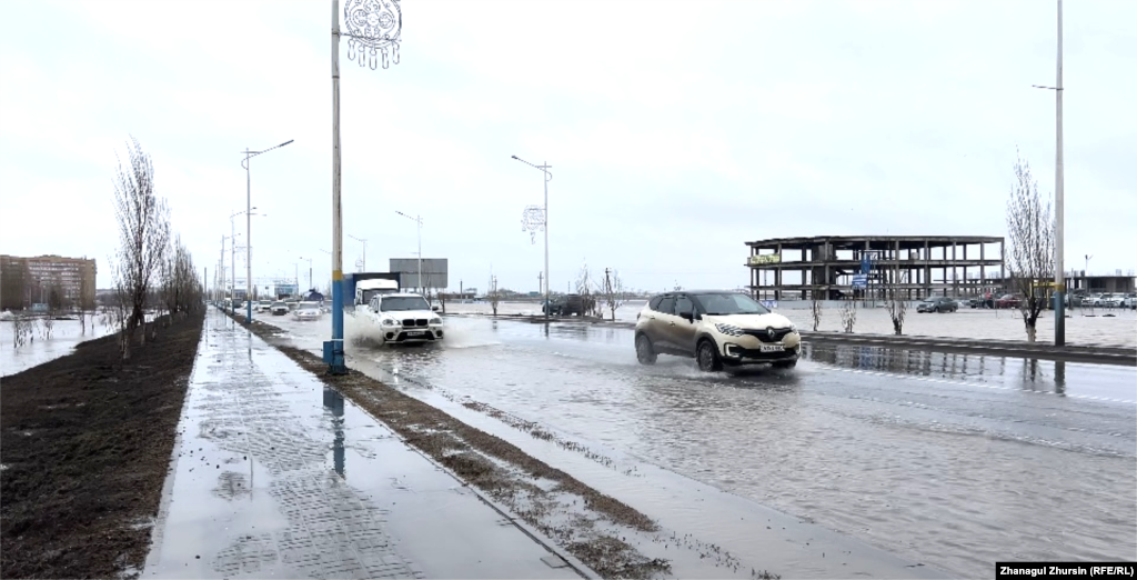 28 наурызда Ақтөбе қаласында төтенше жағдай жарияланды. Мұның алдында өңір басшылары шұғыл жиын өткізіп, Елек пен Қарғалы өзені жағалауындағы 906 отбасын қауіпсіз жерге көшіру туралы шешім қабылдаған. Ақтөбе, 27 наурыз, 2024 жыл.