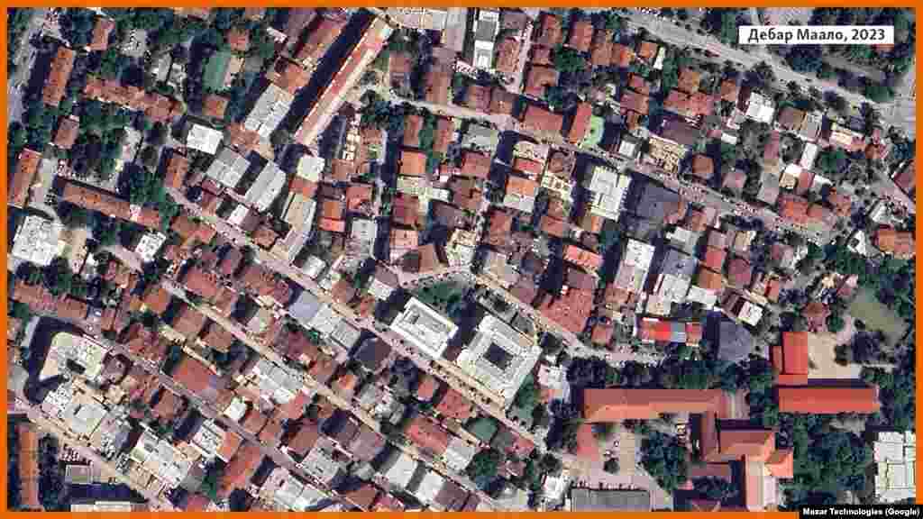 Naselje Debar Maalo dio je opštine Centar i prvo je naselje u Skoplju koje je pogođeno urbanizacijom. Trenutno se na prste broje stare kuće koje vrebaju investitori. Inicijative poput "Šanse za centar" u više su navrata upozoravale da se u naselju potpuno zanemaruje javni interes nauštrb privatnih interesa građevinskih tvrtki i uticajnih pojedinaca. U 2003. godini u Centru je bilo 18.848 stanova, au 2023. godini broj je porastao na 27.065 stanova.