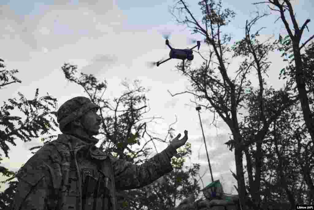 Украинский военный запускает беспилотник с позиции в Донецкой области, 4 сентября. Представитель 46-й десантно-штурмовой бригады Украины сообщил 2 сентября Би-би-си, что «никому ещё не удавалось выйти за пределы первой линии» российской обороны 