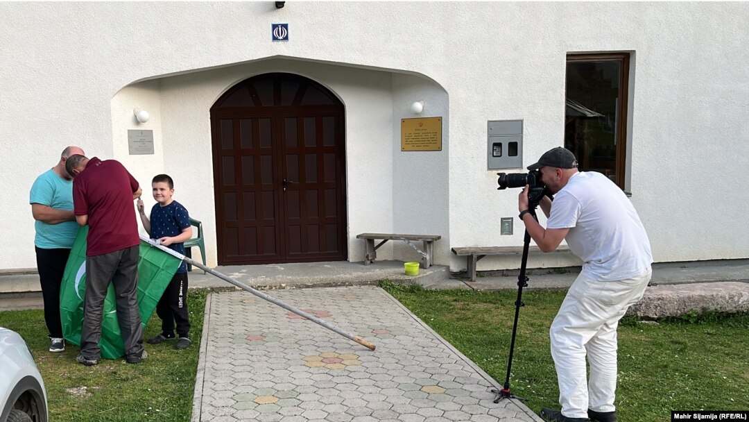 Serhiy Morgunov, fotograf iz Kijeva, tokom rada na dokumentarcu u Žepi, na istoku BiH, april 2024. 