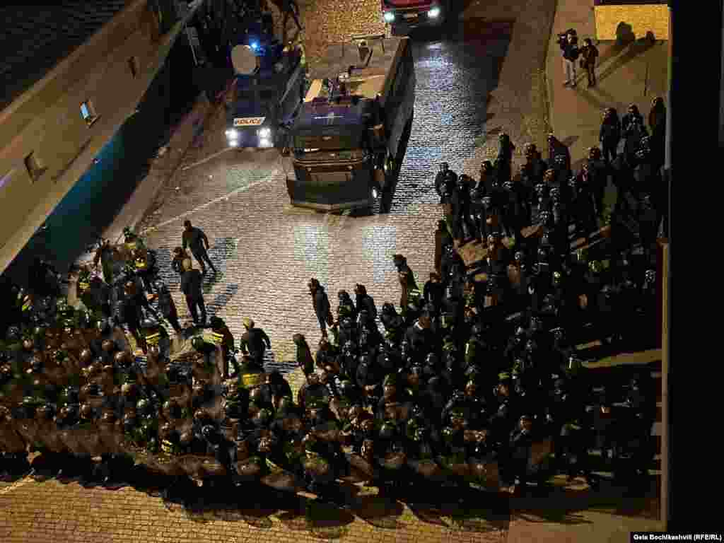 Poliția și vehiculele lor au baricadat parlamentul de teama continuării protestelor și pe 8 martie.