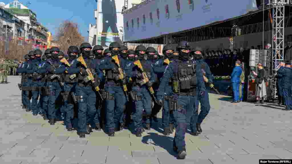 Pjesëtarë të njësive speciale të Policisë së Kosovës duke parakaluar në sheshin Zahir Pajaziti në Prishtinë. 
