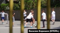Деца играят футбол в столичното 22-о Средно езиково училище "Георги Раковски" (илюстративна снимка).
