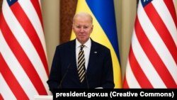 За словами американського лідера, касетні боєприпаси, які США відправлять до України, будуть сумісні з 155-мм гаубицями
