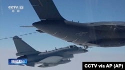 Снимка от кадри, излъчени на 8 април от китайската CCTV, китайски изтребител извършва маневра за зареждане с гориво във въздуха на неразкрито място