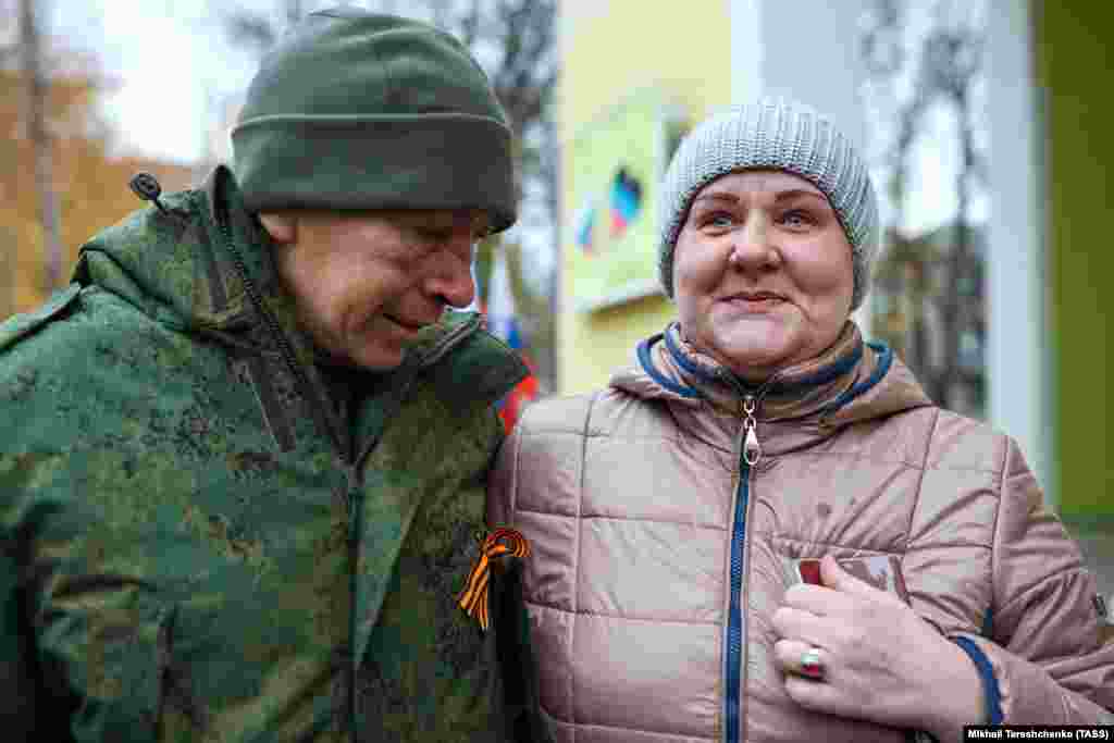 Un luptător pro-rus se reîntâlnește cu un membru al familiei din regiunea Donețk, Ucraina, după un schimb de prizonieri, pe 6 noiembrie 2022. 