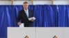 19 politicieni se consideră potriviți să conducă România și speră să fie votați să-i ia locul lui Klaus Iohannis, la Cotroceni. Candidaturile lor trebuie însă validate de Biroul Electoral Central și Curtea Constituțională, în caz că există contestații.