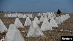 Будівництво укріплень неподалік лінії фронту, ілюстративне фото