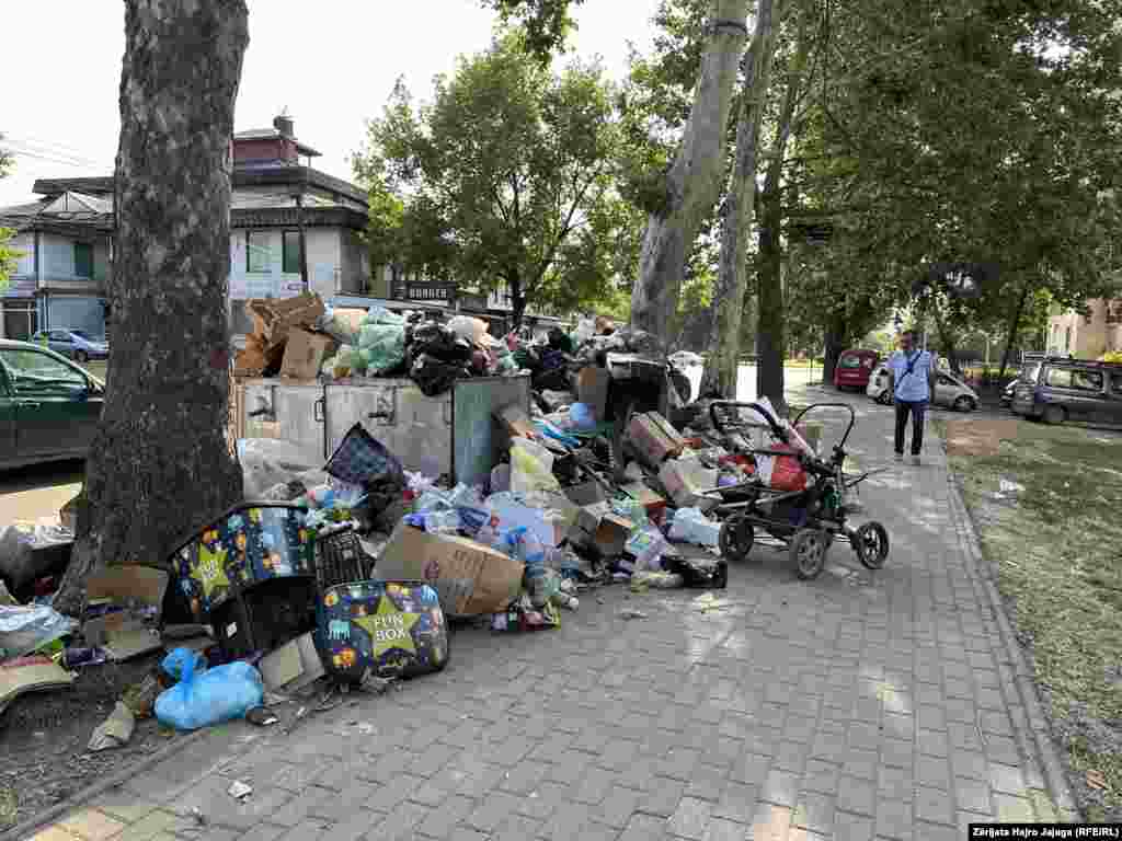 Të punësuarit nga ndërmarrja Higjiena Komunale konfirmuan për Radion Evropa e Lirë më 10 korrik se greva u ndërpre dhe punëtorët do të dilnin në terren për të mbledhur mbeturinat.