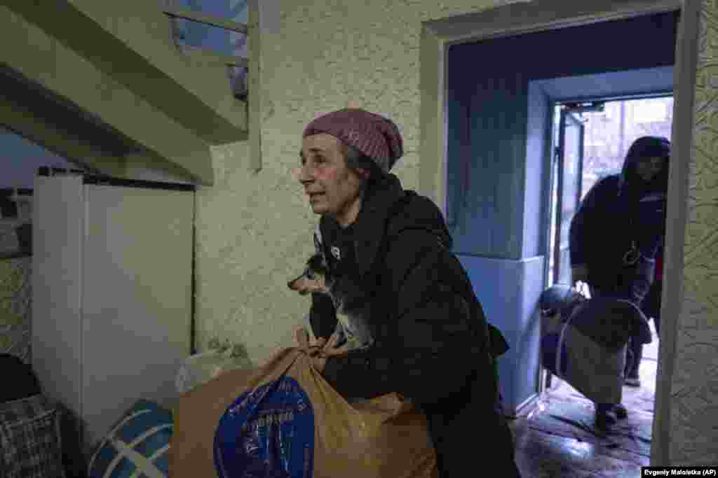 Люба з Бахмута разом із своєю собачкою Марго заходить до помешкання у притулку для внутрішньо-переміщених осіб у Костянтинівці. &laquo;Ми думали, що такого не станеться&raquo;,&nbsp;&ndash; каже вона, маючи на увазі війну та вимушену втечу зі зруйнованого міста. &nbsp;