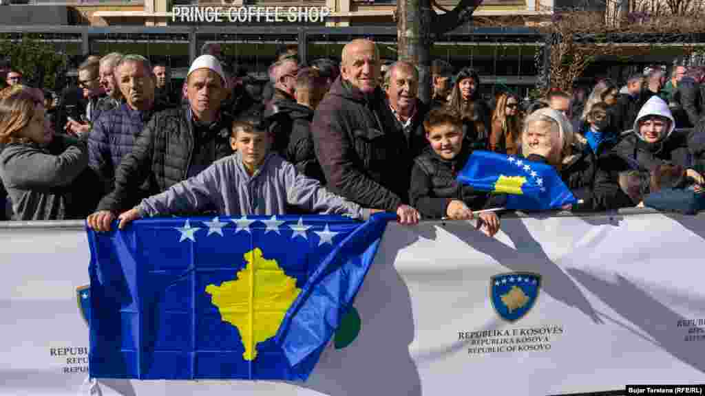 Qytetarë të shumtë në Prishtinë përcollën nga afër parakalimin e FSK-së dhe PK-së. 