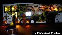 High-tech busz nyújt életmentő kezelést a harcban megsebesült ukrán katonáknak