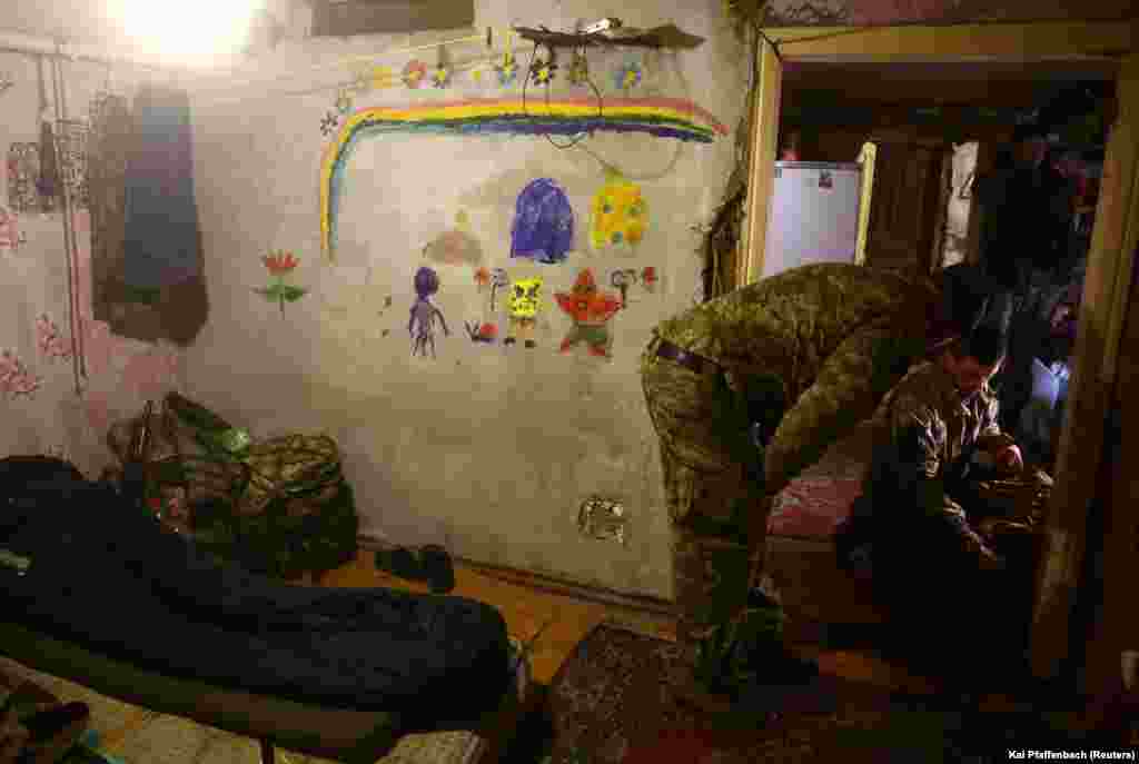 Soldați ucraineni odihnindu-se într-un adăpost pe 14 aprilie. Deși preluarea controlului asupra „mașinii de tocat” de la Bahmut, unde se estimează că au murit mii de soldați de ambele părți, ar fi o victorie, în mare măsură, simbolică pentru Moscova, aceasta ar permite trupelor rusești să se concentreze asupra garnizoanelor ucrainene din jurul orașului Ceasiv Iar și, mai departe, în regiunea Donețk, unde se află Kramatorsk și Sloviansk.