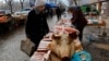 Стихийный рынок в оккупированном российскими войсками Мариуполе.