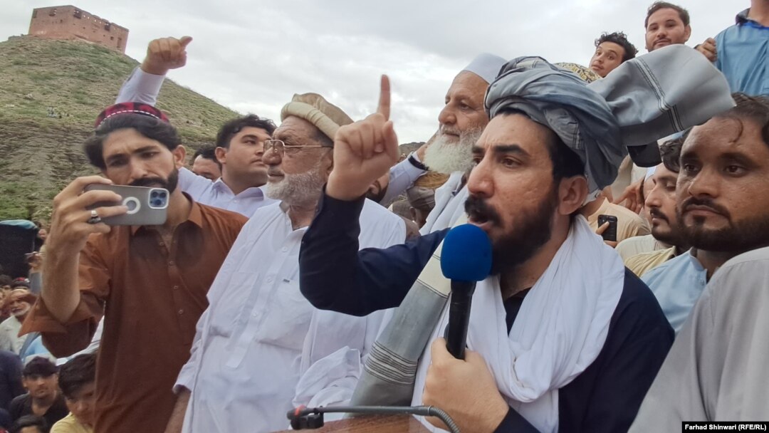 منظور پشتین په خیبر کې یوې ولسي غونډې ته وینا کوي - د اګست ۳۰مې انځور. 