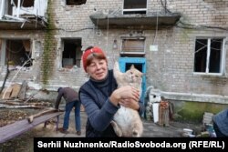 Мешканці міста Авдіївки на Донеччині 8 листопада біля свого житлового будинку, який зазнав значних пошкоджень внаслідок постійних обстрілів міста російськими військовими. (Сергій Нужненко, Українська служба Радіо Свобода)