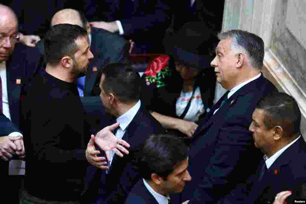 Orbán Viktor magyar miniszterelnök beszélget Volodimir Zelenszkij ukrán elnökkel, miközben részt vesznek Javier Milei megválasztott argentin elnök eskütételén a Nemzeti Kongresszusban Buenos Airesben 2023. december 10-én.&nbsp;Zelenszkij videónyilatkozatában elmondta, hogy őszinte beszélgetést folytatott Orbán Viktorral, amelynek &bdquo;középpontjában európai ügyeink álltak&rdquo;&nbsp;